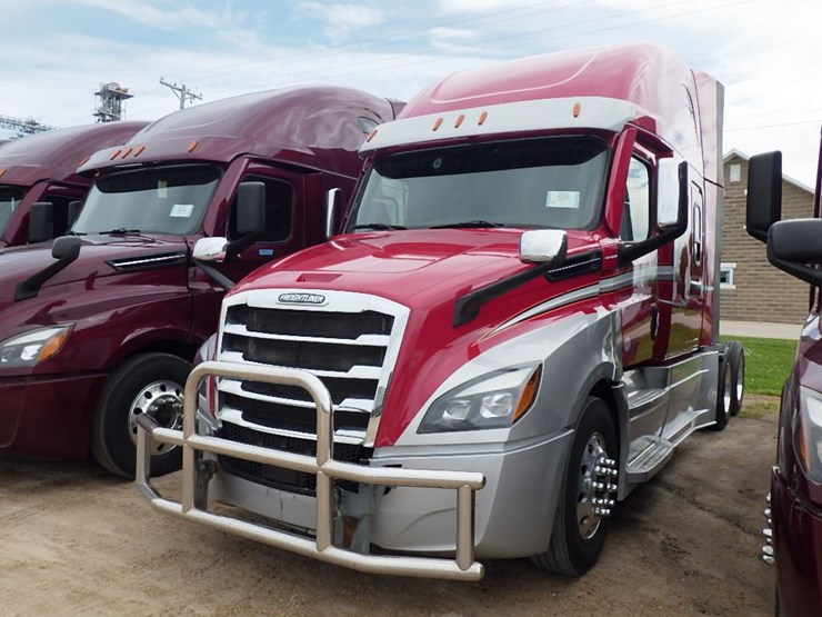 2022-freightliner-cascadia-126-image-1