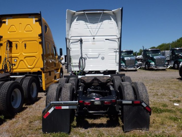 2022-volvo-vnl860-image-8