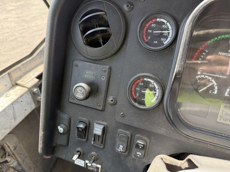 2010-freightliner-mt55-image-20