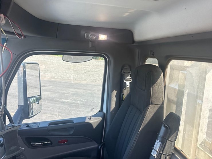 2016-peterbilt-567-image-29
