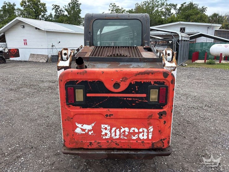 compact-track-loader-skid-steer-image-38