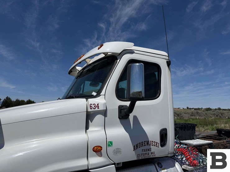 2016-freightliner-cascadia-125-image-8