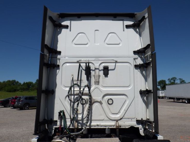2017-freightliner-cascadia-125-image-12
