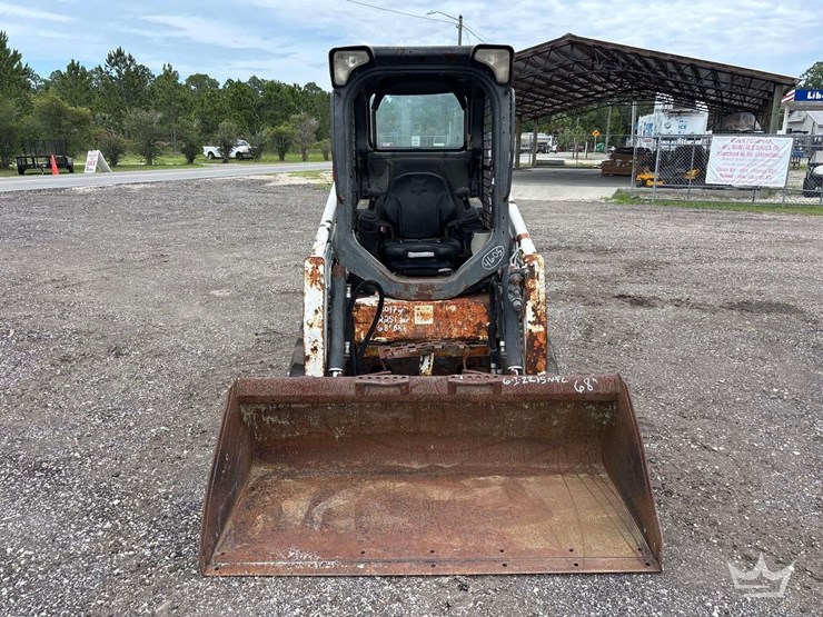 compact-track-loader-skid-steer-image-39