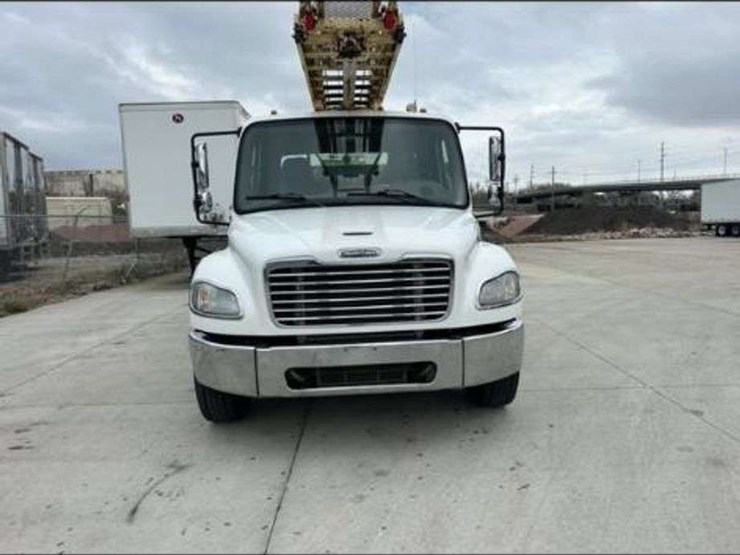 2015-freightliner-m2-106-image-6