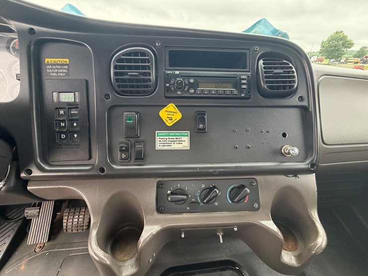 2008-freightliner-m2-106-image-21