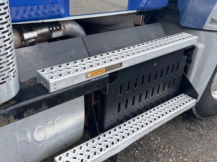 2016-mack-granite-gu713-image-57