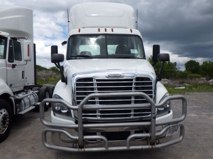 2017-freightliner-cascadia-125-image-2