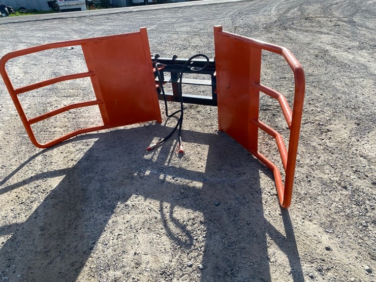 new---skidsteer-bale-grabber-image-3