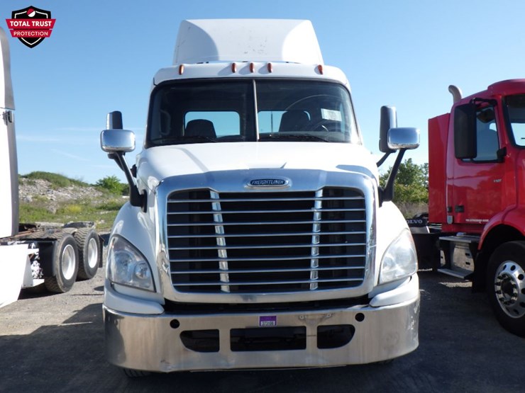2019-freightliner-cascadia-113-image-2