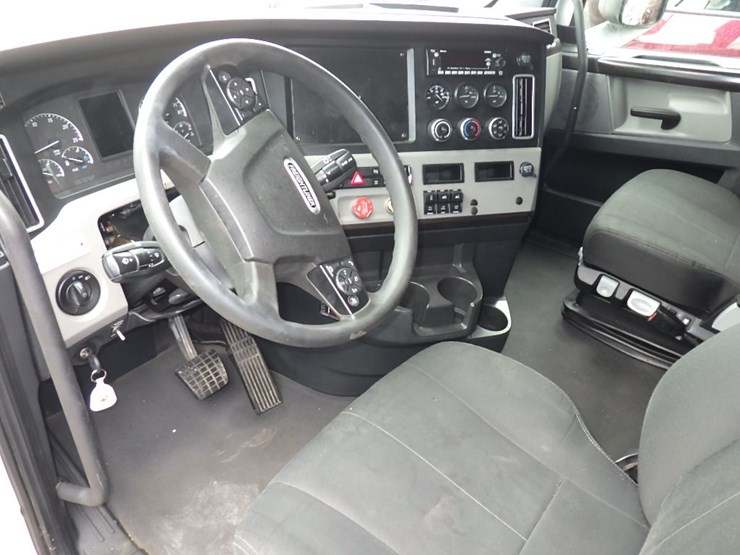 2022-freightliner-cascadia-126-image-20