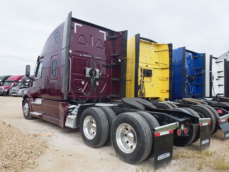 2023-freightliner-cascadia-126-image-14
