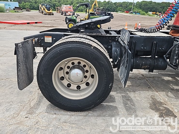 2007-freightliner-columbia-120-image-7