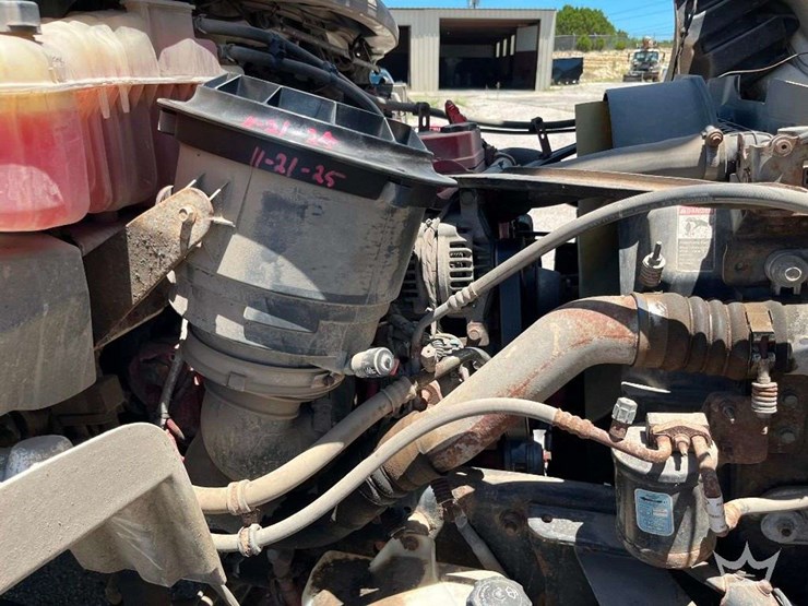 2018-freightliner-m2-106-image-25