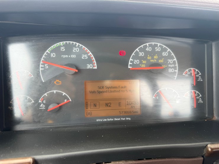2015-volvo-vnm64t200-image-12
