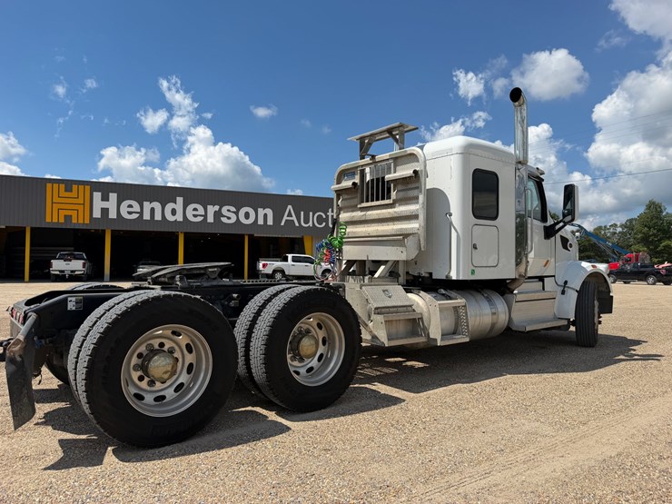 2021-peterbilt-567-image-3
