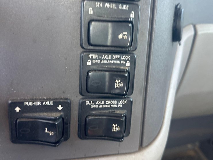 2016-peterbilt-567-image-30