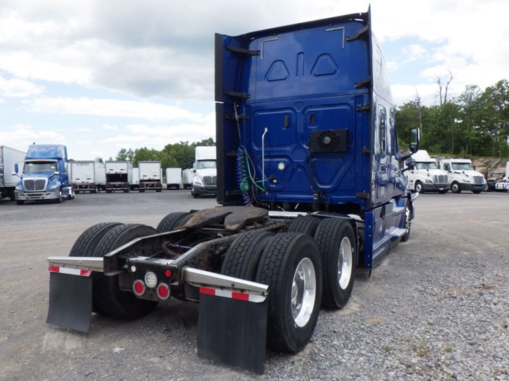 2020-freightliner-cascadia-126-image-13