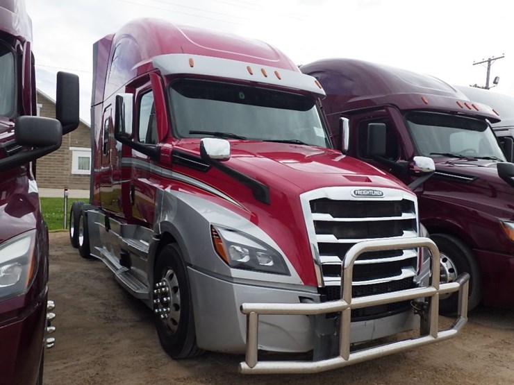 2022-freightliner-cascadia-126-image-3
