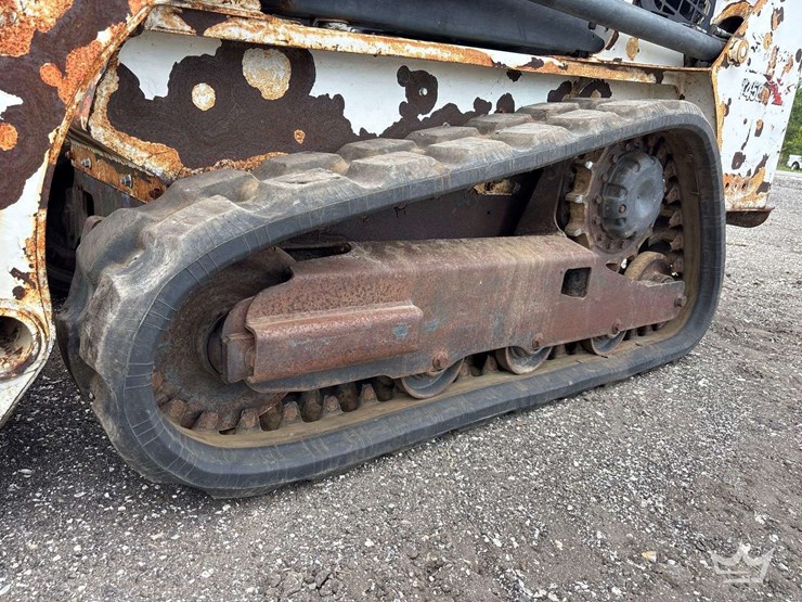 compact-track-loader-skid-steer-image-26