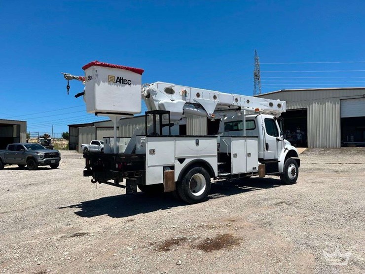 2016-freightliner-m2-106-image-6