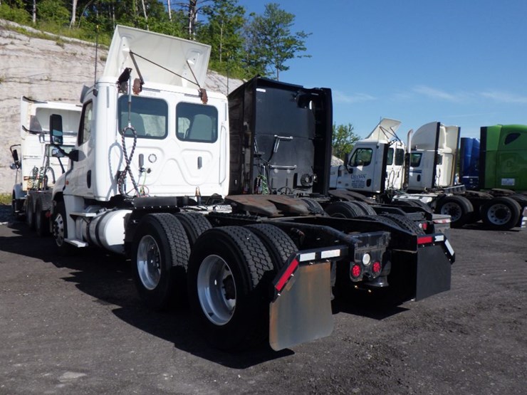 2018-freightliner-cascadia-125-image-11