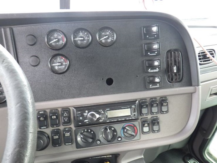 2012-peterbilt-367-image-18