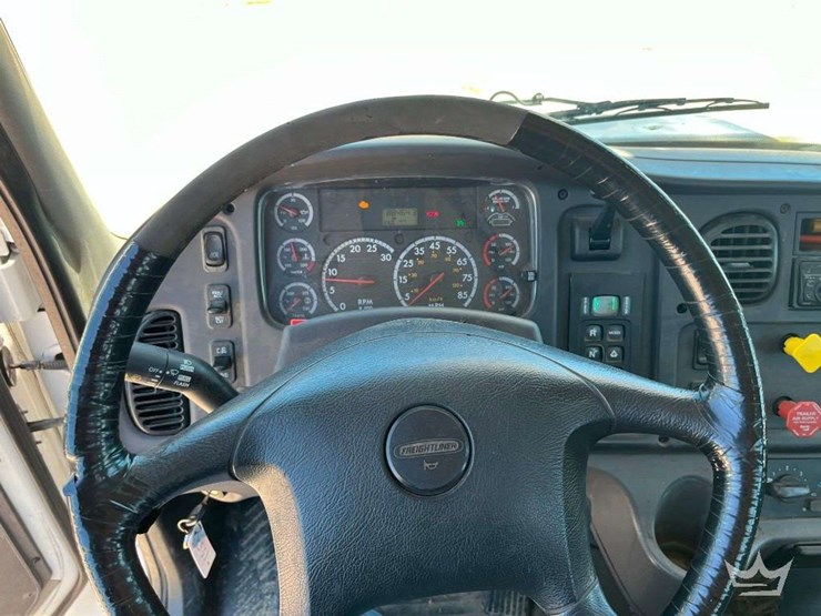2016-freightliner-m2-106-image-26