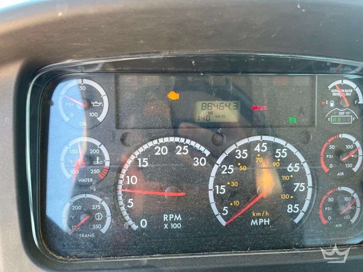 2016-freightliner-m2-106-image-23