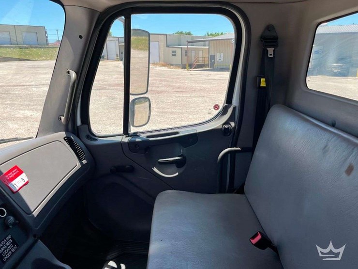 2018-freightliner-m2-106-image-23