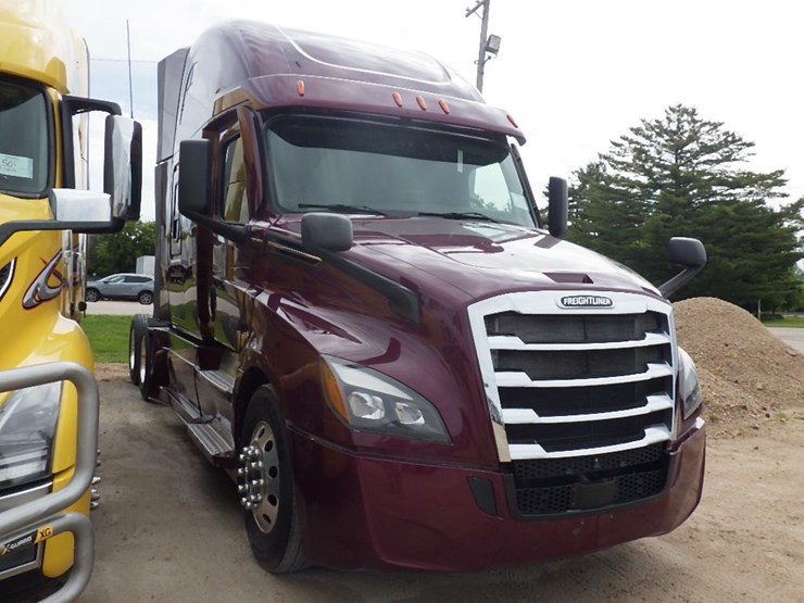 2023-freightliner-cascadia-126-image-3