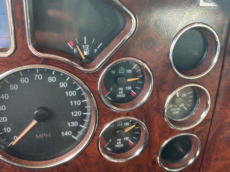 2016-mack-granite-gu713-image-79