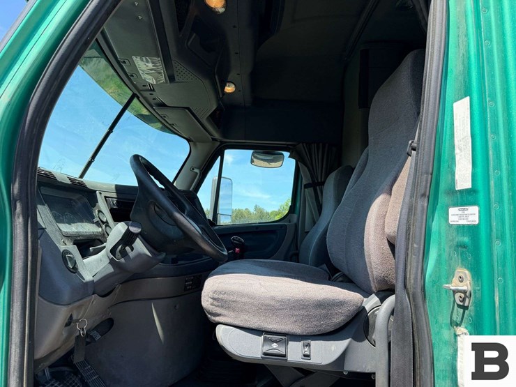 2012-freightliner-cascadia-125-image-56