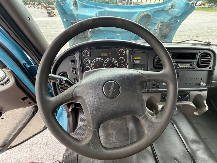 2008-freightliner-m2-106-image-23