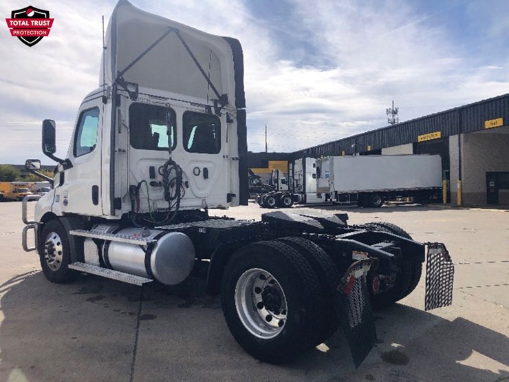 2020-freightliner-cascadia-116-image-2