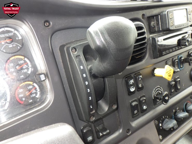 2020-freightliner-m2-106-image-12
