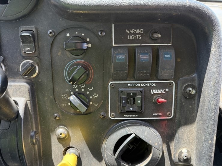 2010-freightliner-mt55-image-24