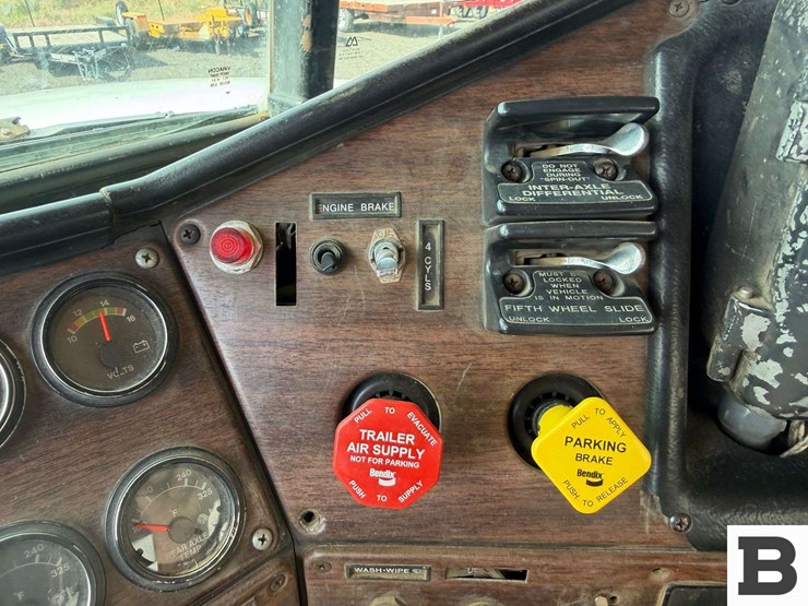 1989-freightliner-fld120-image-66
