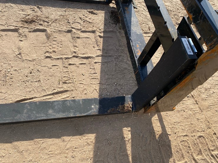 new---skidsteer-pallet-forks-image-8