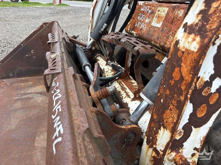 compact-track-loader-skid-steer-image-11