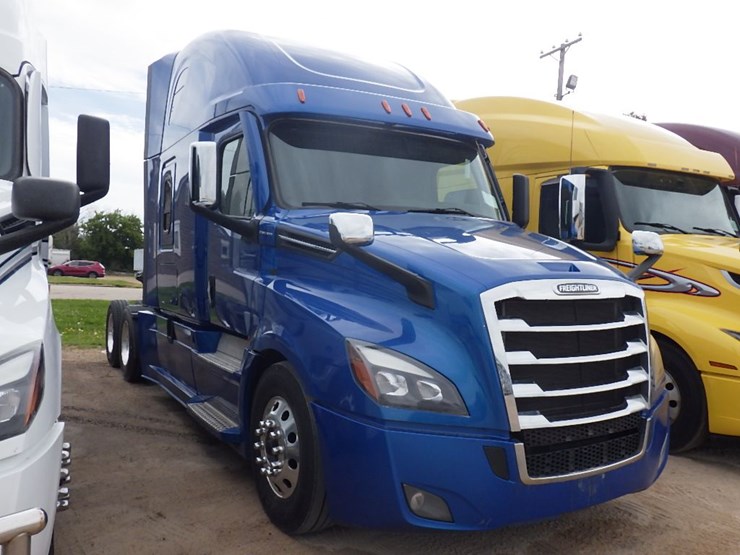 2022-freightliner-cascadia-126-image-3