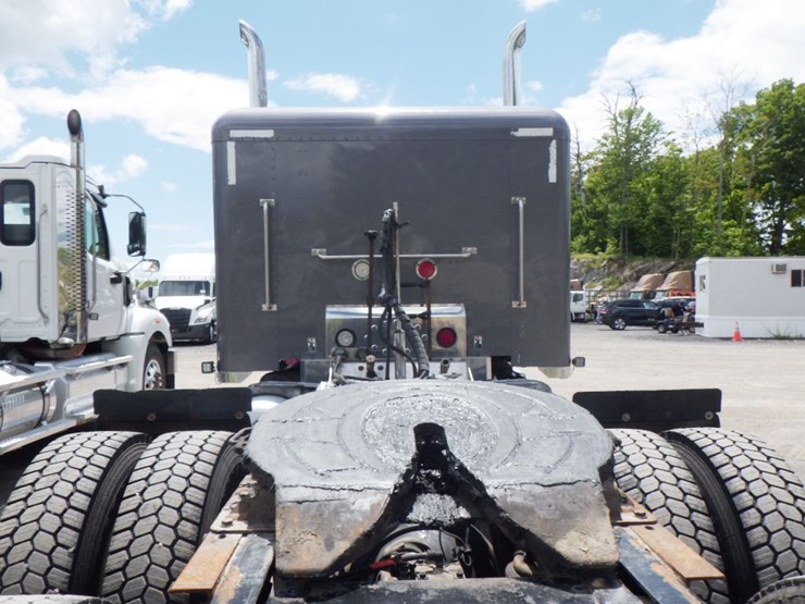 2018-peterbilt-389-image-15