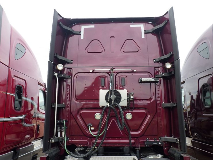 2021-freightliner-cascadia-126-image-15