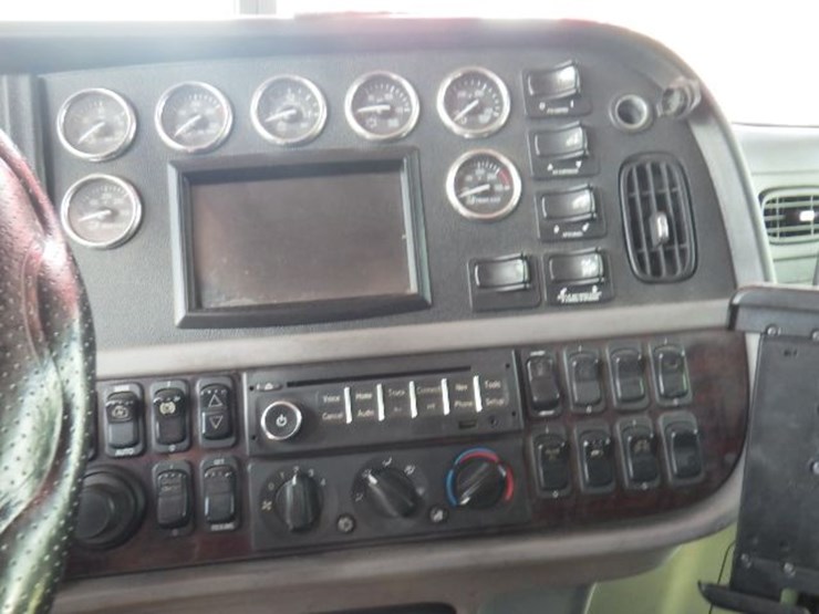2015-peterbilt-389-image-21