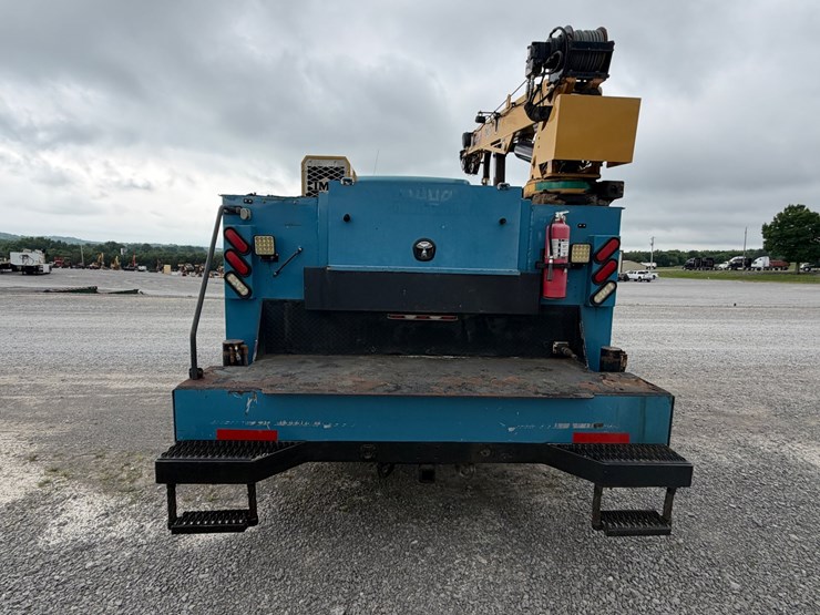 2008-freightliner-m2-106-image-5