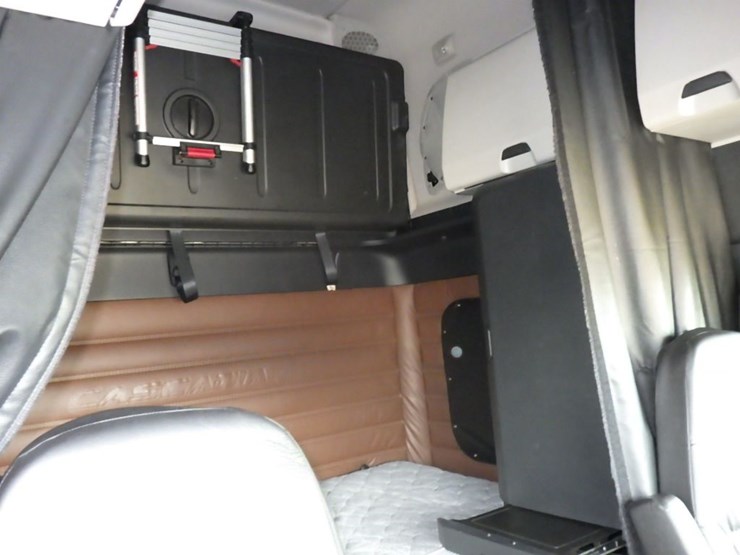 2022-freightliner-cascadia-126-image-4