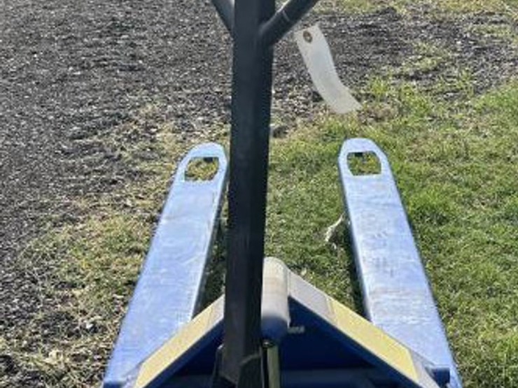 #223-•-hand-hydraulic-pallet-jack-image-2