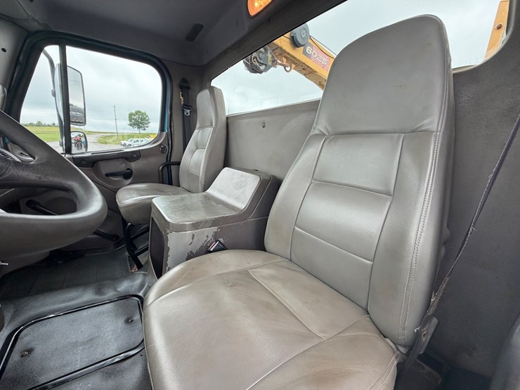 2008-freightliner-m2-106-image-20