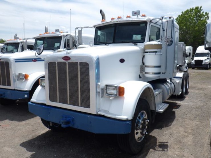 2013-peterbilt-367-image-1