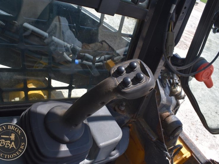 2019-deere-317g-image-40